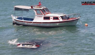 Balıkesir'de kontrolden çıkan araç denize düştü