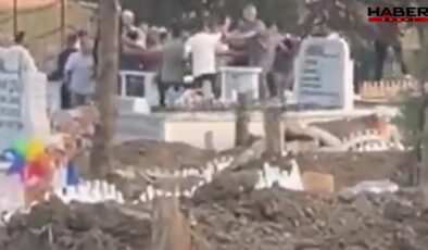Cenazeyi bırakıp mezarlıkta kavgaya tutuştular