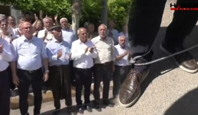 CHP'li Tanal Adıyaman halkıyla ayaklarına kelepçe bağladı: 'Tutdere’nin evde ne işi var?'