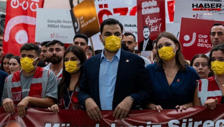 Gençlerden, tutuklu Mehmet Murat Çalık'a sarı maskeli destek