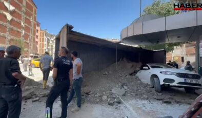 Hafriyat boşaltan kamyon, park halindeki otomobilin üstüne devrildi