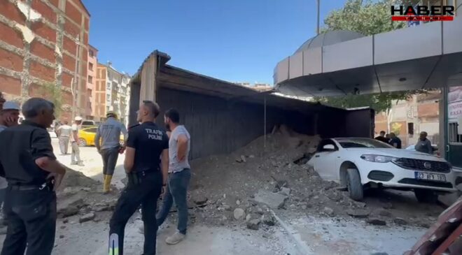 Hafriyat boşaltan kamyon, park halindeki otomobilin üstüne devrildi