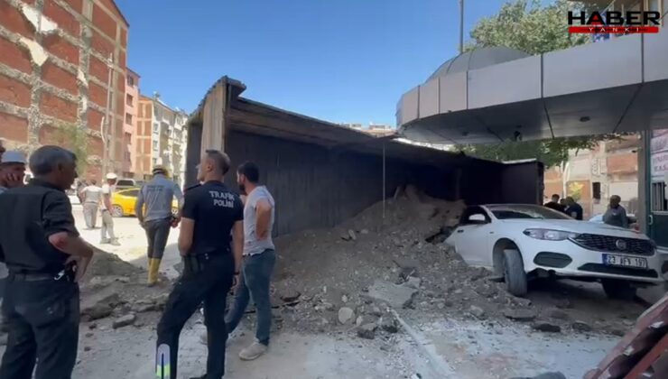 Hafriyat boşaltan kamyon, park halindeki otomobilin üstüne devrildi