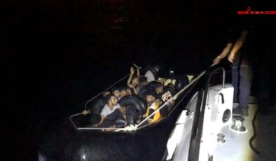 İzmir açıklarında 17 düzensiz göçmen yakalandı