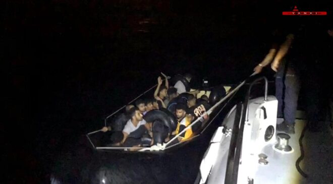 İzmir açıklarında 17 düzensiz göçmen yakalandı