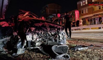 Kocaeli'de feci kaza! Otomobil köprü ayağına çarptı, 2 kişi ağır yaralandı