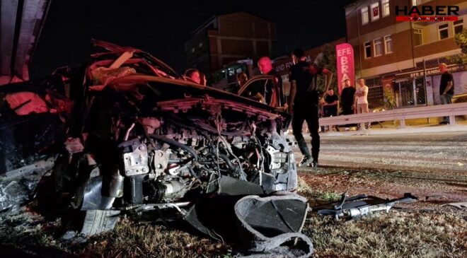 Kocaeli'de feci kaza! Otomobil köprü ayağına çarptı, 2 kişi ağır yaralandı