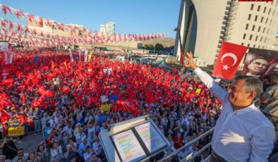 Kürsüden mahşeri kalabalığa seslendi: Erdoğan'a 'Türk-Kürt-Arap' ittifakı yanıtı