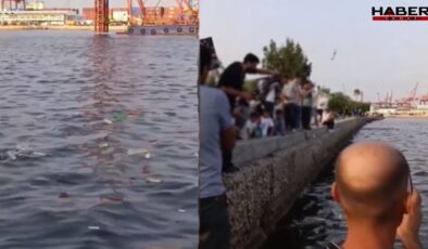 Mersin'den Gazze'ye gitmesi için onlarca şişe denize fırlatıldı