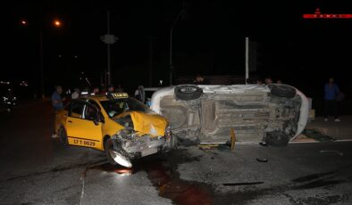 Taksi ile otomobil çarpıştı: 8 yaralı