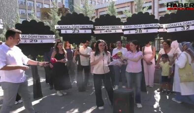 Atama bekleyen öğretmenlerden MEB önünde siyah çelenkli protesto