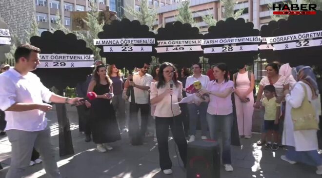 Atama bekleyen öğretmenlerden MEB önünde siyah çelenkli protesto