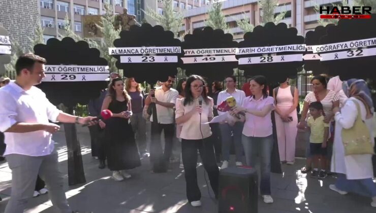 Atama bekleyen öğretmenlerden MEB önünde siyah çelenkli protesto
