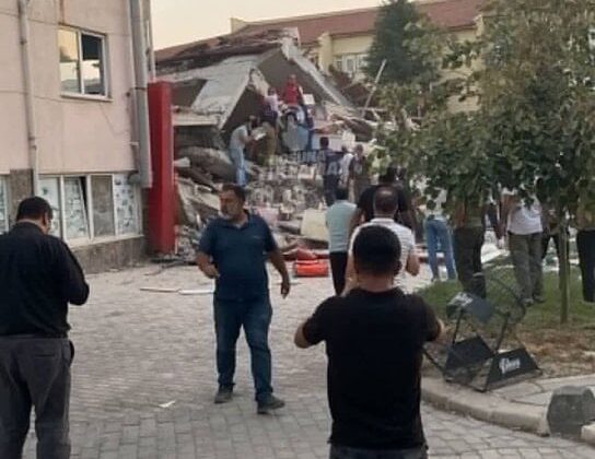Balıkesir'den ilk görüntüler geldi! Yıkılan binaların olduğu bildiriliyor