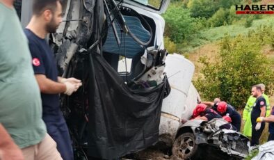 Beton mikseri, otomobilin üzerine devrildi; 1 ölü, 1 yaralı