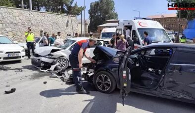 Bitlis’te kafa kafaya çarpışan otomobillerde 5’i çocuk 10 kişi yaralandı