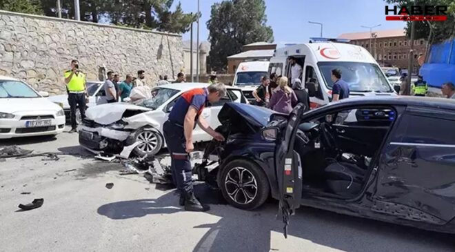 Bitlis’te kafa kafaya çarpışan otomobillerde 5’i çocuk 10 kişi yaralandı