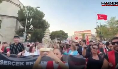 CHP'li gençler 'omurga' maketiyle yürüdü
