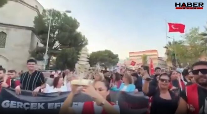 CHP'li gençler 'omurga' maketiyle yürüdü