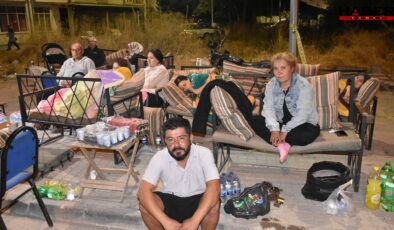 Deprem 10 ili etkiledi, halk geceyi sokakta geçirdi