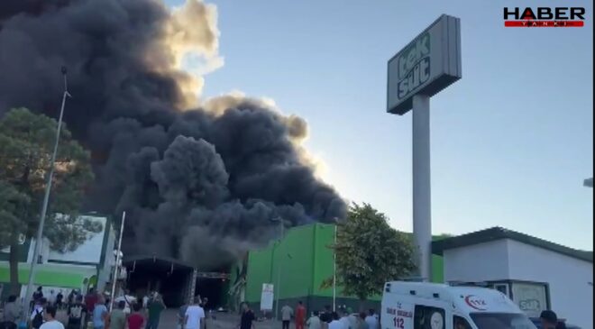 Fabrika alev alev yandı, 2 kişi hayatını kaybetti