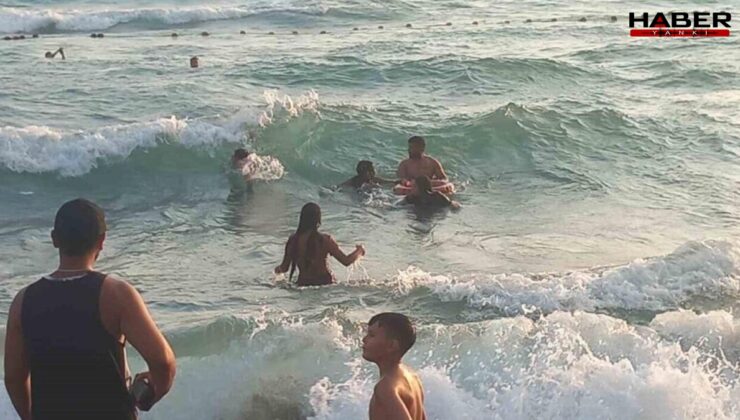 Hatay’da denizde boğulma tehlikesi geçiren iki genç kız kurtarıldı