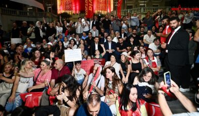 İnan Güney'in gözaltına alınması Beyoğlu Belediyesi önünde protesto edildi