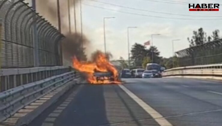 İstanbul'da otomobil alev alev yandı