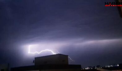 İstanbul'da şimşekler geceyi aydınlattı