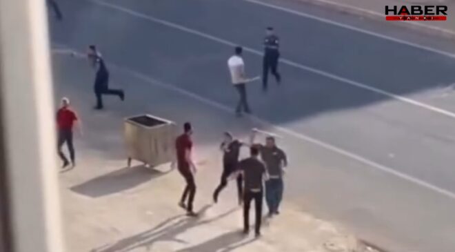 Mardin'de taşlı sopalı boşanma kavgası kamerada: Yaralılar var