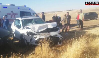 Otomobiller kafa kafaya çarpıştı: Yaralılar var