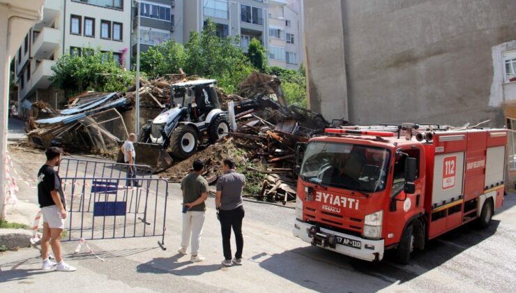 Sinop'ta tarihi metruk bina çöktü