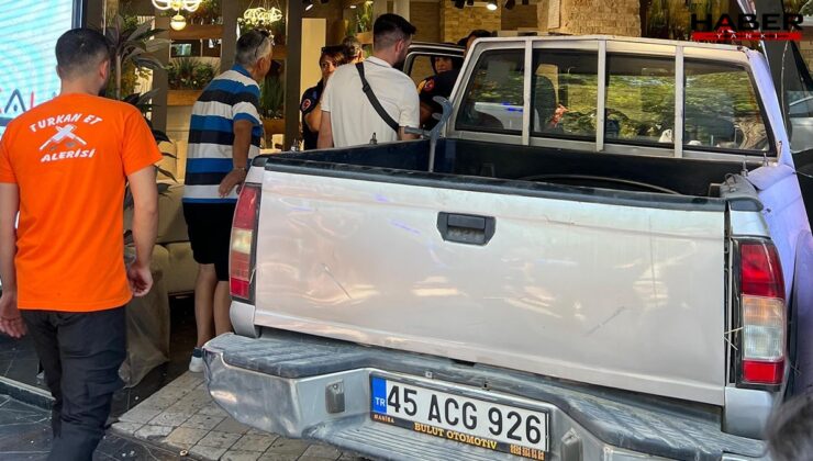 Sürücü direksiyon başında rahatsızlandı: Kamyonet araca çarpıp mağazaya daldı