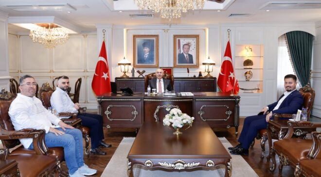 Vatandaşa böceklenmiş çerez satan kuruyemişçi Vali makamında poz verdi