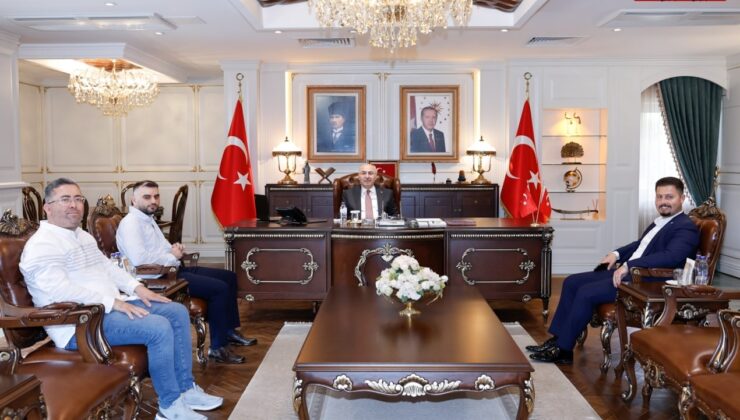 Vatandaşa böceklenmiş çerez satan kuruyemişçi Vali makamında poz verdi