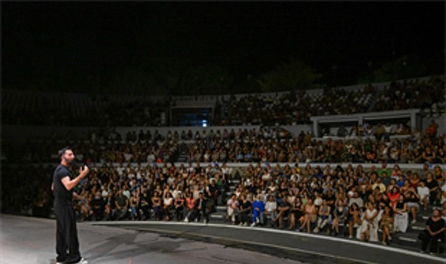 Aşkım Kapışmak ile İzmir Enternasyonal Fuarı’nda kahkaha dolu gece