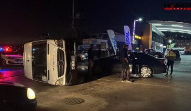 Gebze’de otomobille çarpışan servis minibüsü devrildi