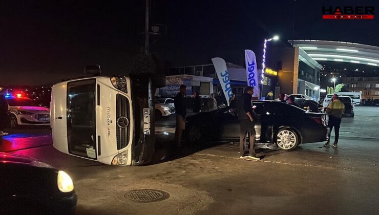Gebze’de otomobille çarpışan servis minibüsü devrildi