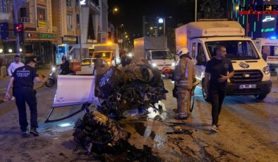 İETT otobüsüyle çarpışan otomobil bu hale geldi