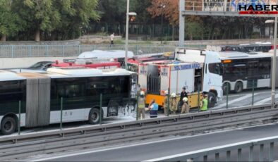 İstanbul'da metrobüs yangını: Trafik yoğunluğu oluştu