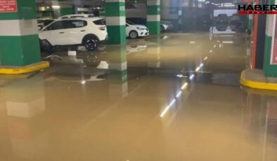 Kadıköy'de su borusu patladı: AVM otoparkı göle döndü
