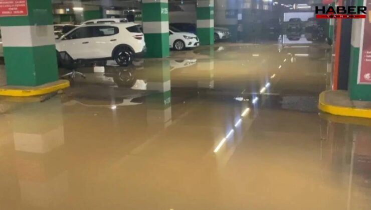 Kadıköy'de su borusu patladı: AVM otoparkı göle döndü