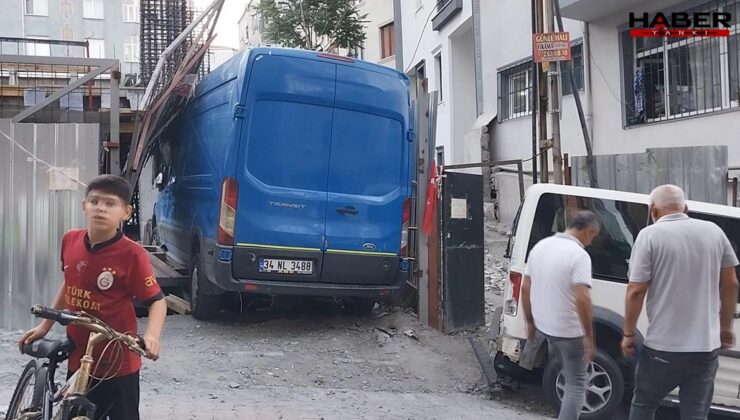 Kağıthane’de kargo aracı kontrolden çıktı, inşaat alanına girdi