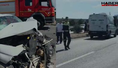 Kızlarını üniversiteye kaydettirmek için yola çıkan aile kaza yaptı