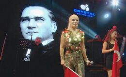 Ömür Gedik konserinde 4 bin Türk bayrağı dağıtıldı