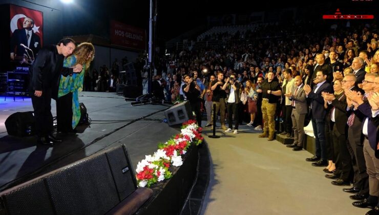 Özgür Özel, Ferdi Zeyrek Amfi Tiyatrosu’nun açılışında Fazıl Say konserini izledi