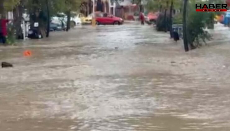 32 yıldır görülmeyen yağmur bir anda indi: Susuzluktan kıvranan İzmir'de yollar göle döndü