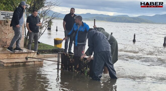 7 ilde hayat felç oldu: Ev ve iş yerlerini su bastı, sürücüler mahsur kaldı