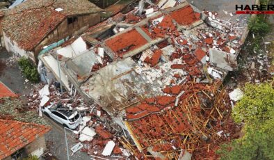 Balıkesir Sındırgı merkezli depremde yıkılan binaların enkazı kaldırılıyor