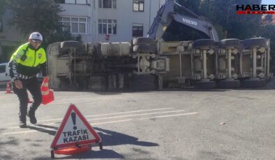 Beşiktaş'ta yükünü boşaltan hafriyat kamyonu devrildi